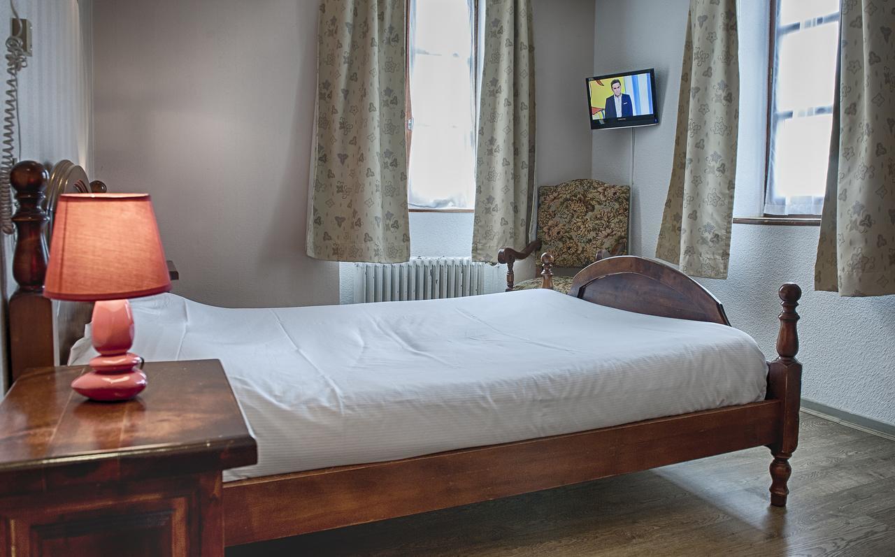 Logis Hotel De France La Cote-Saint-Andre Bagian luar foto